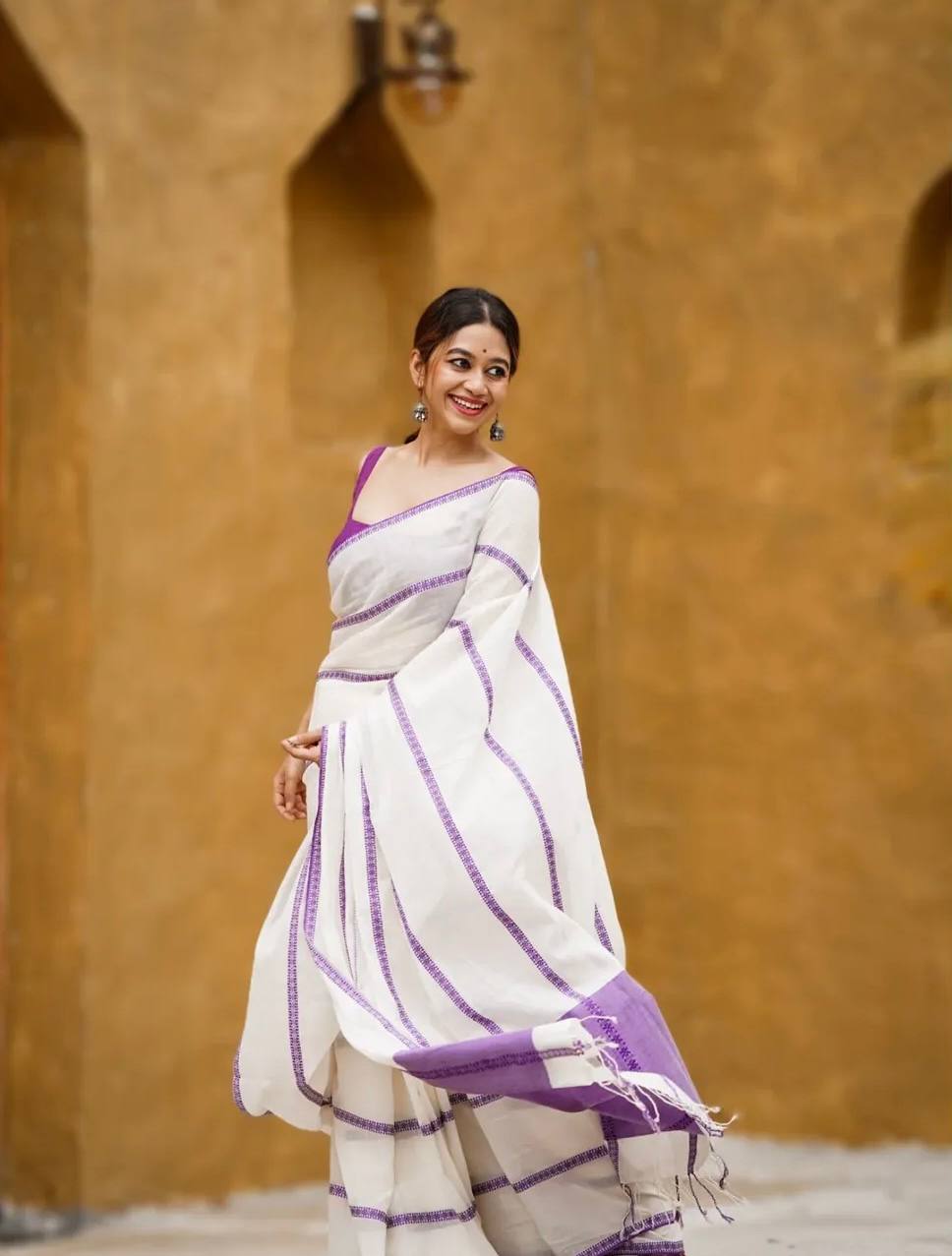 Premium Linen Cotton With Beautiful Elegance Small Lining Saree White