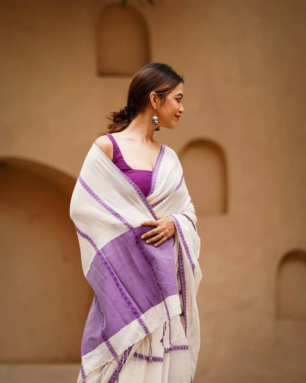 Premium Linen Cotton With Beautiful Elegance Small Lining Saree White